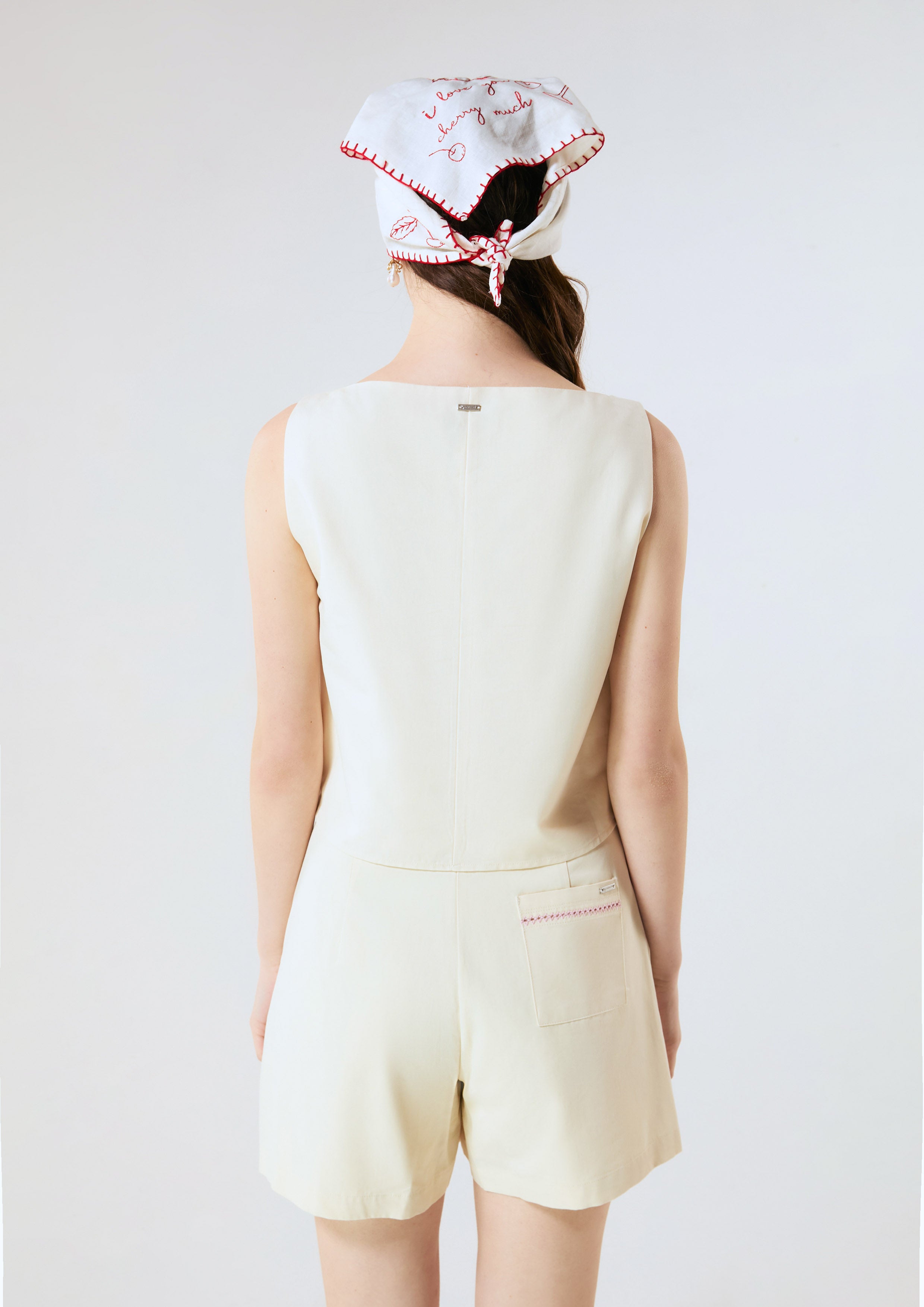 เสื้อครอปแขนกุดปักลาย คอลเลกชัน Palm Spring