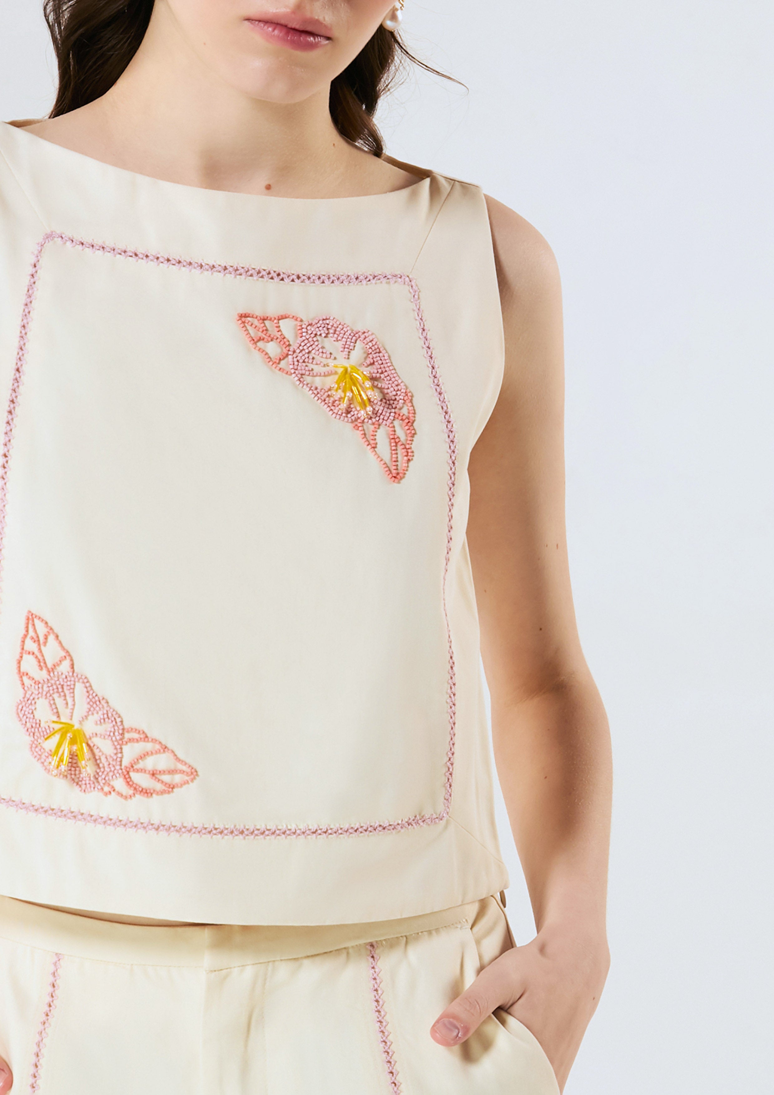เสื้อครอปแขนกุดปักลาย คอลเลกชัน Palm Spring