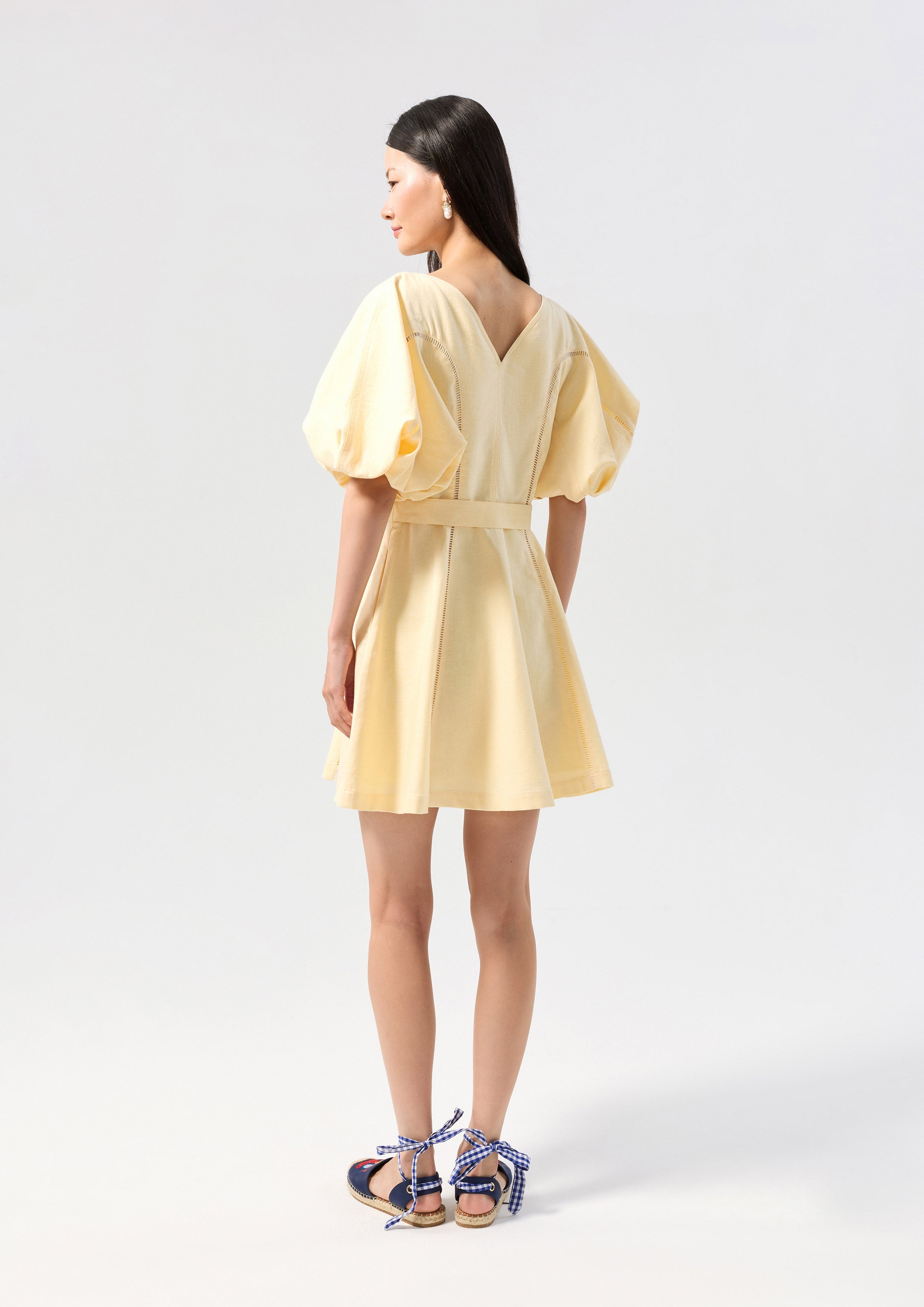 เดรสสั้นแขนเสื้อพองพร้อมเข็มขัด คอลเลกชัน Palm Spring