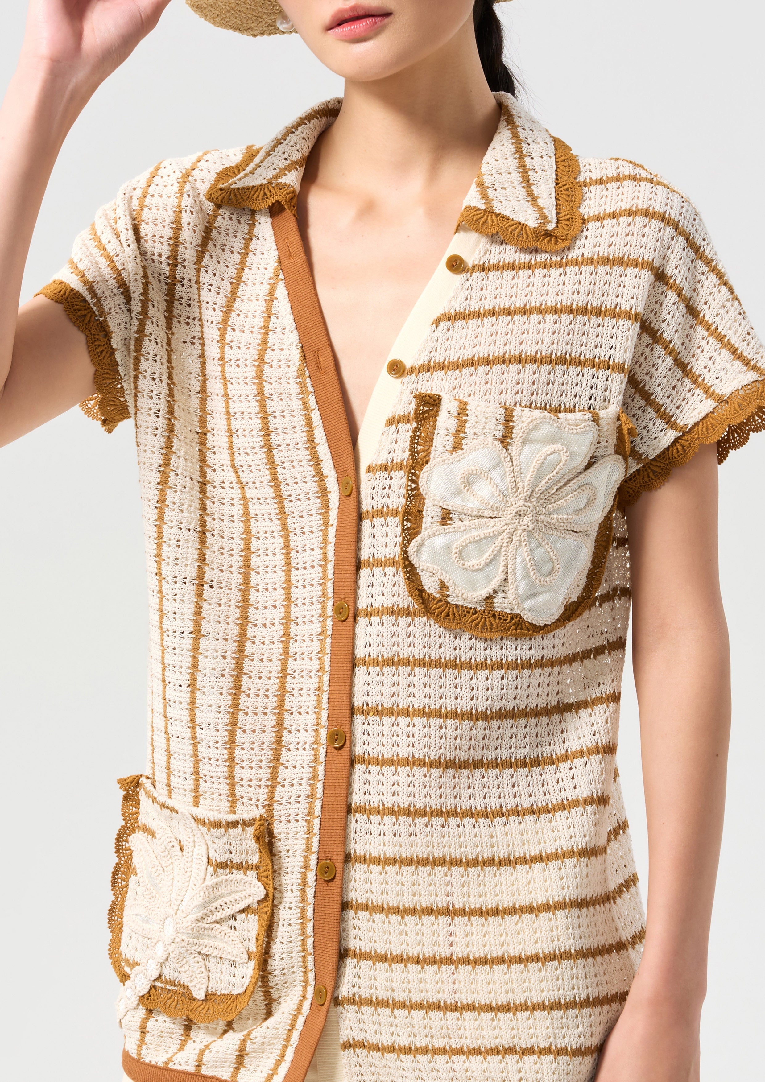 เสื้อแขนสั้นโครเชต์ลายทางตกแต่งแอปพลิเก้ คอลเลกชัน Oasis