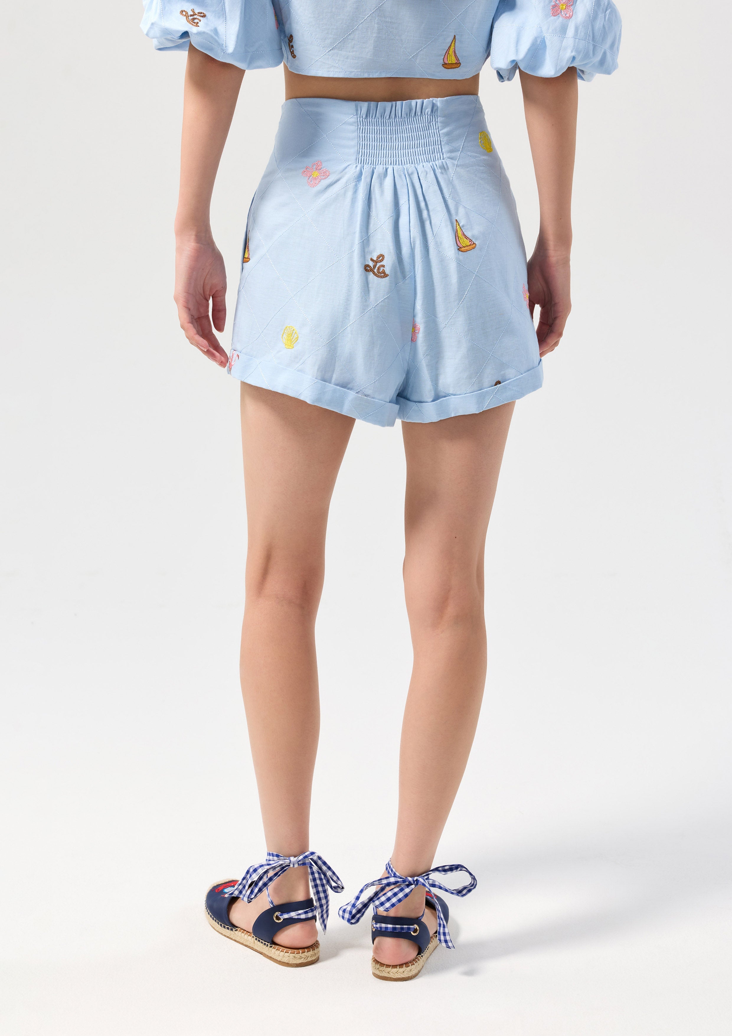 กางเกงขาสั้นเอวสูงปักลาย คอลเลกชัน Palm Spring