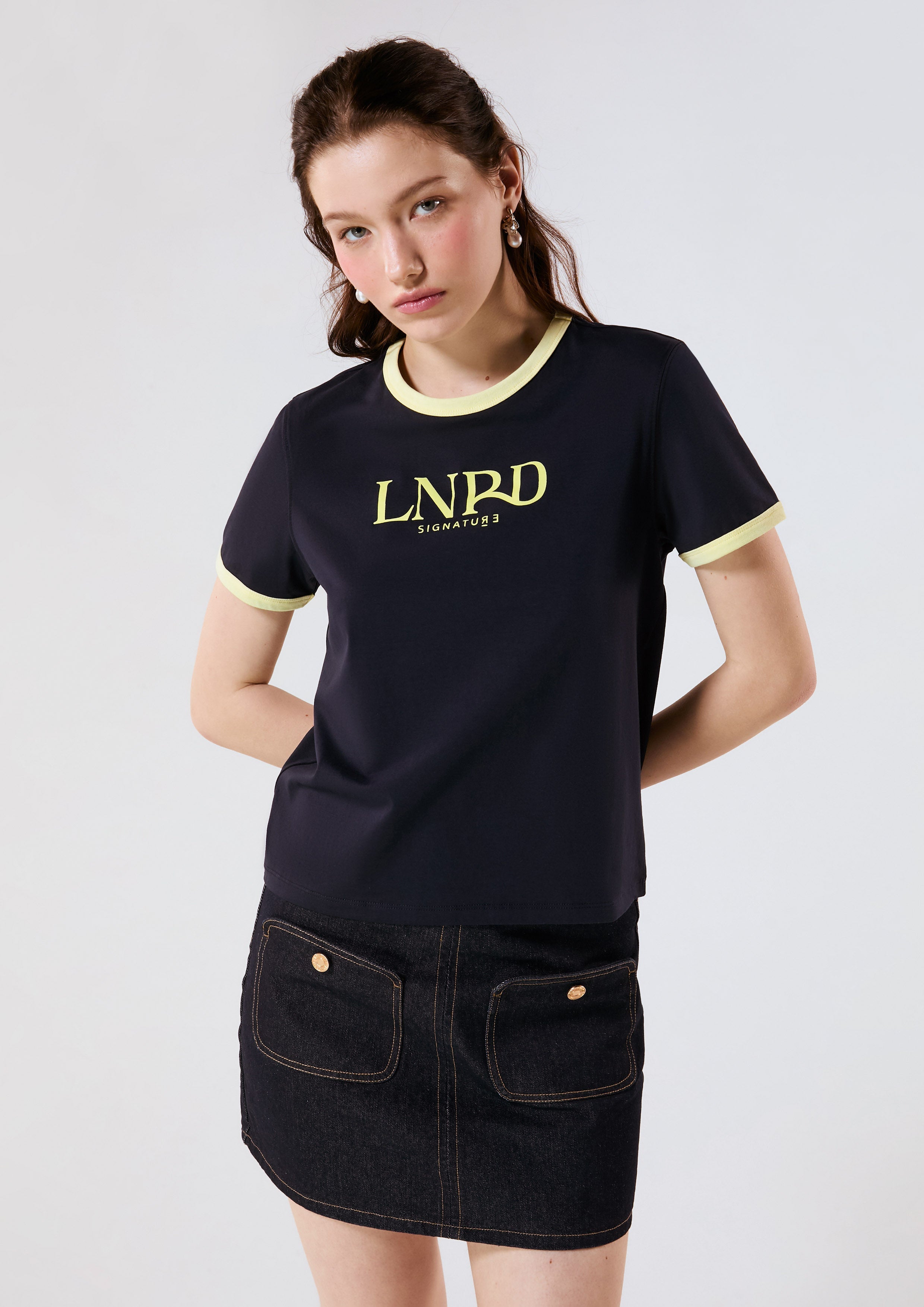 เสื้อยืดแขนสั้นโลโก้คอนทราสต์​ คอลเลกชัน Signature