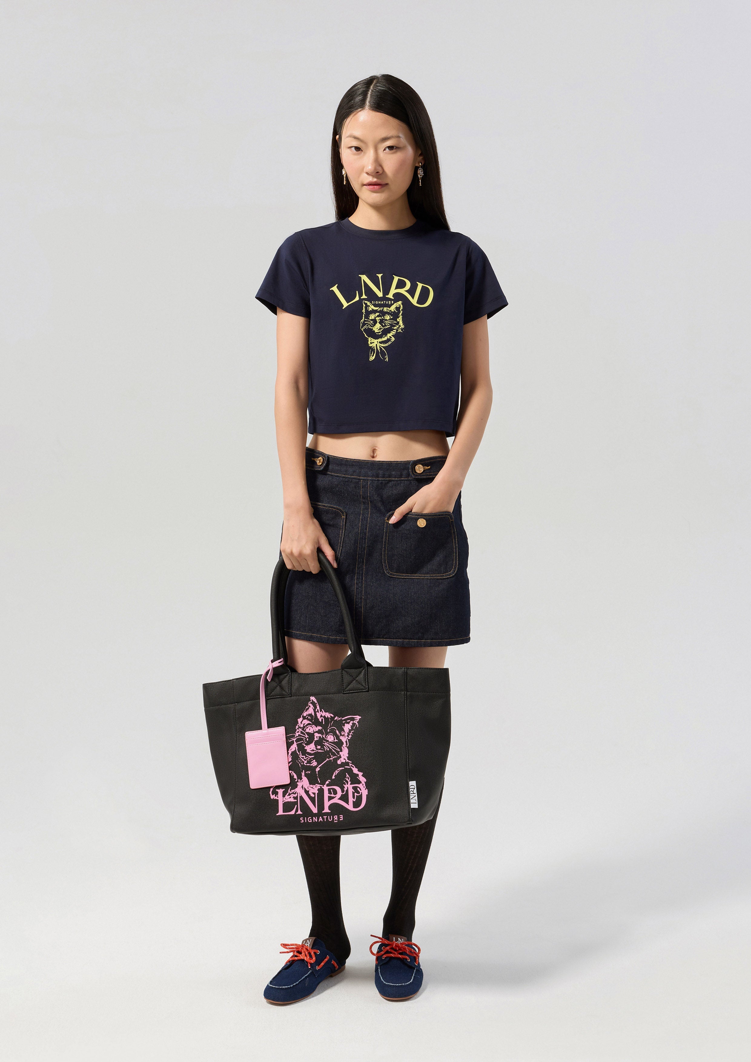 เสื้อครอปโลโก้พิมพ์ลายแมว Tabby คอลเลกชัน LNRD Signature