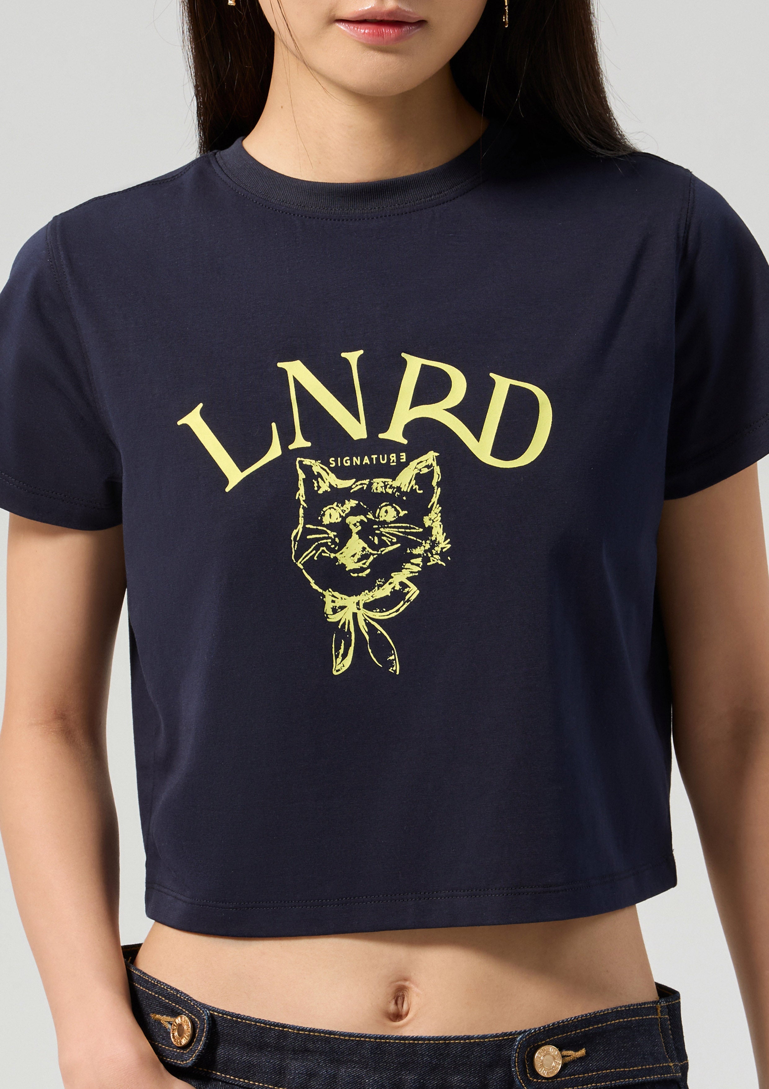 เสื้อครอปโลโก้พิมพ์ลายแมว Tabby คอลเลกชัน LNRD Signature