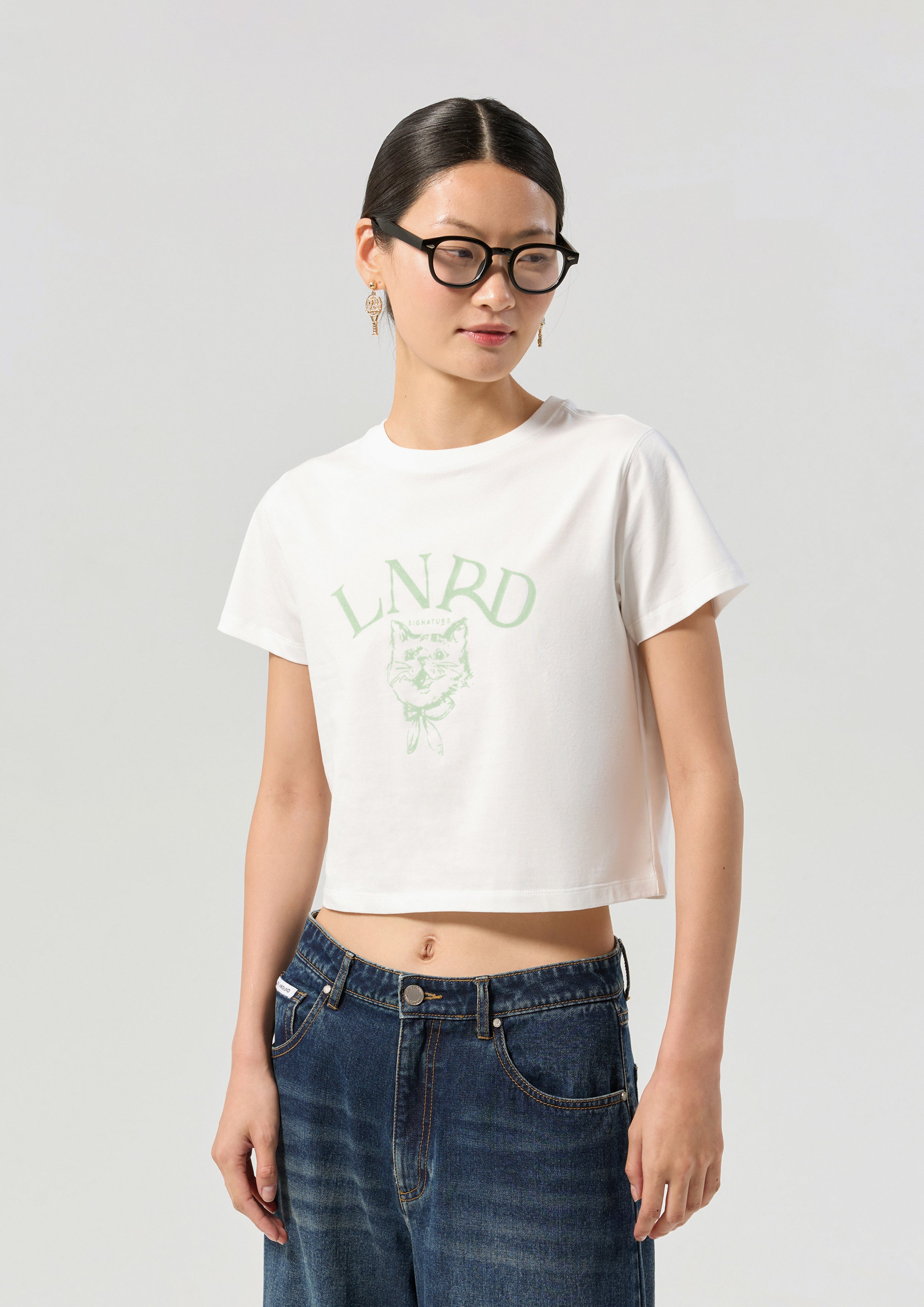 เสื้อครอปโลโก้พิมพ์ลายแมว Tabby คอลเลกชัน Signature