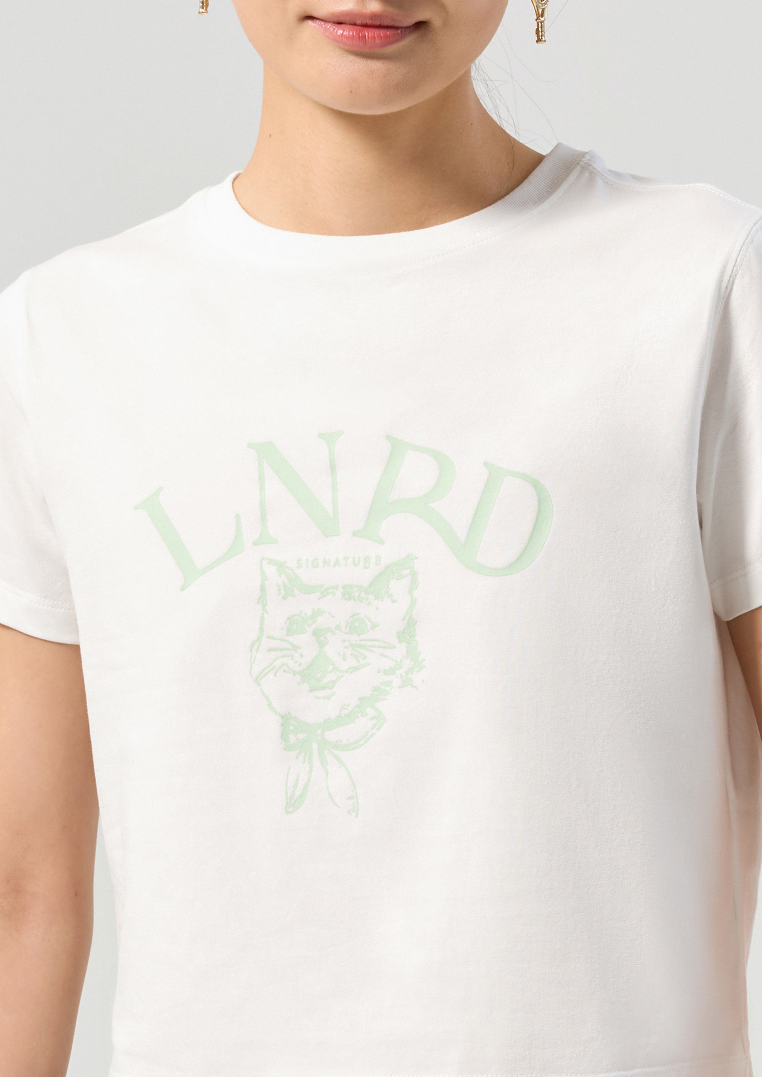 เสื้อครอปโลโก้พิมพ์ลายแมว Tabby คอลเลกชัน LNRD Signature