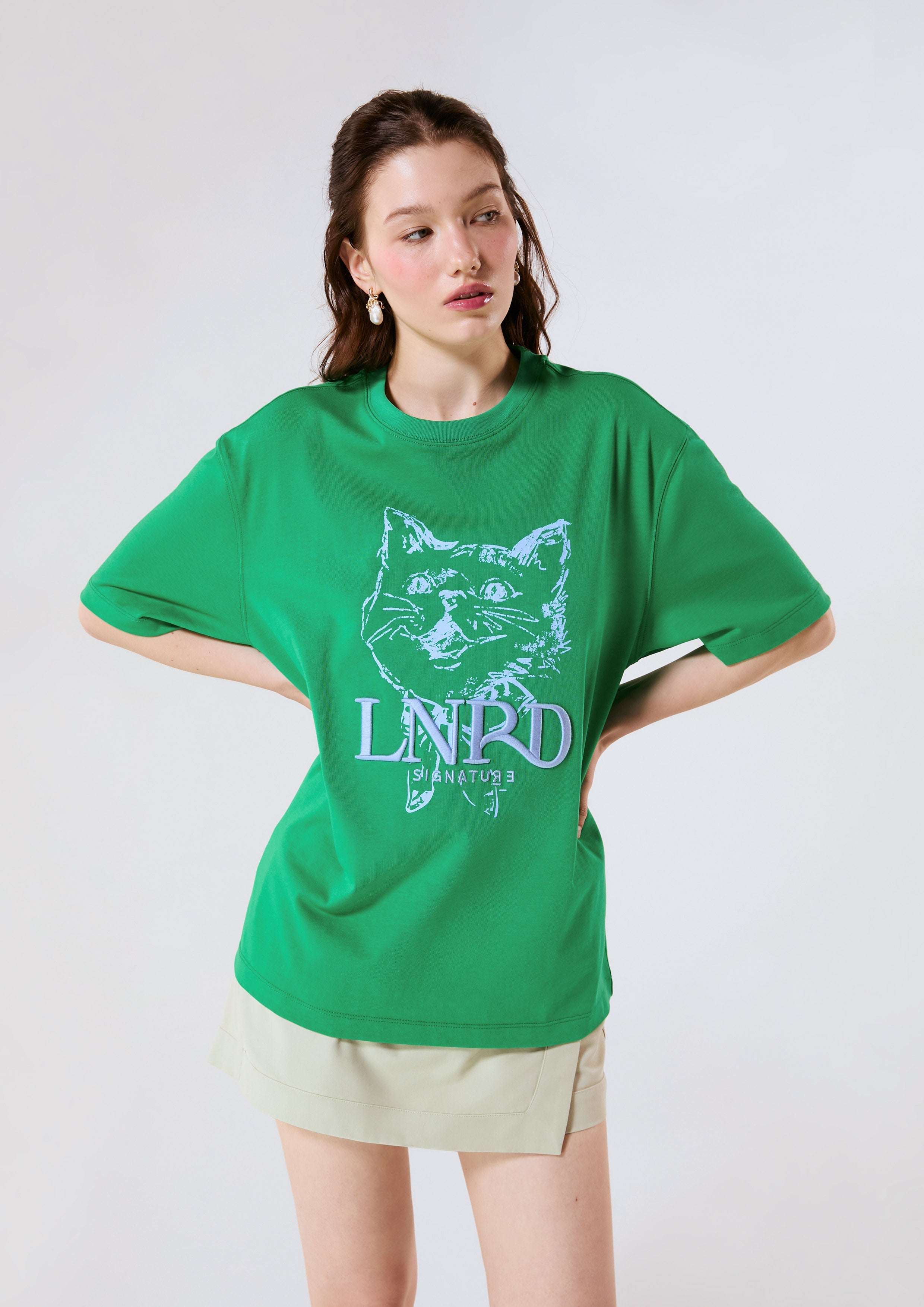 เสื้อยืดโอเวอร์ไซส์โลโก้พิมพ์ลายแมว Tabby คอลเลกชัน Signature