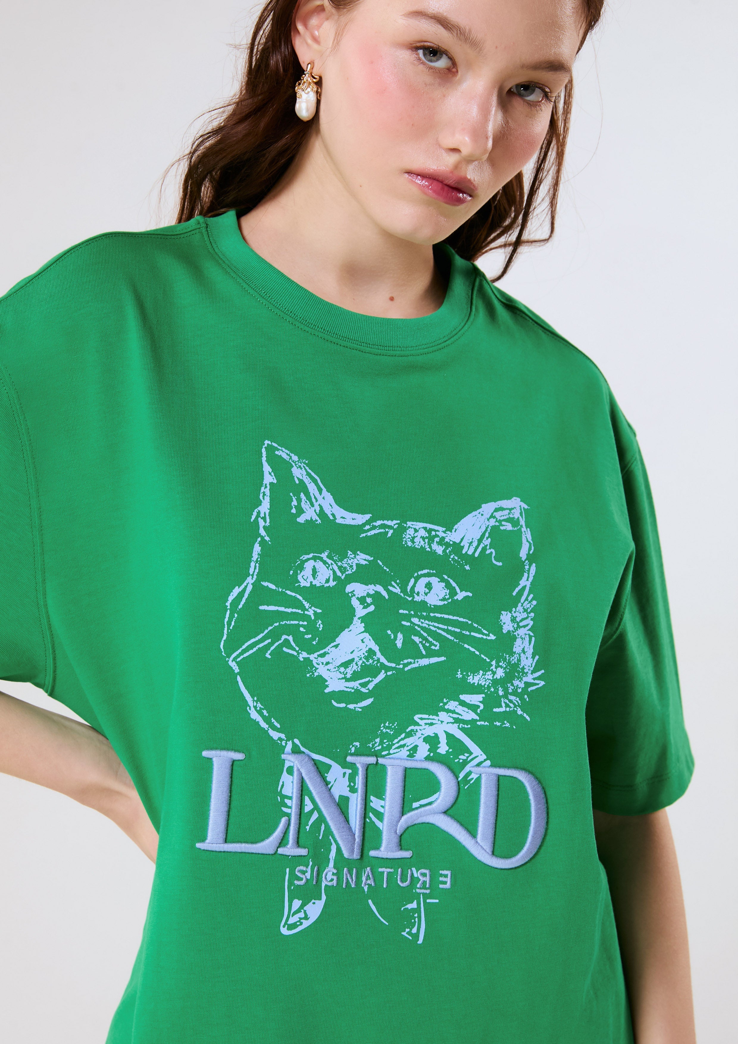 เสื้อยืดโอเวอร์ไซส์โลโก้พิมพ์ลายแมว Tabby คอลเลกชัน LNRD Signature