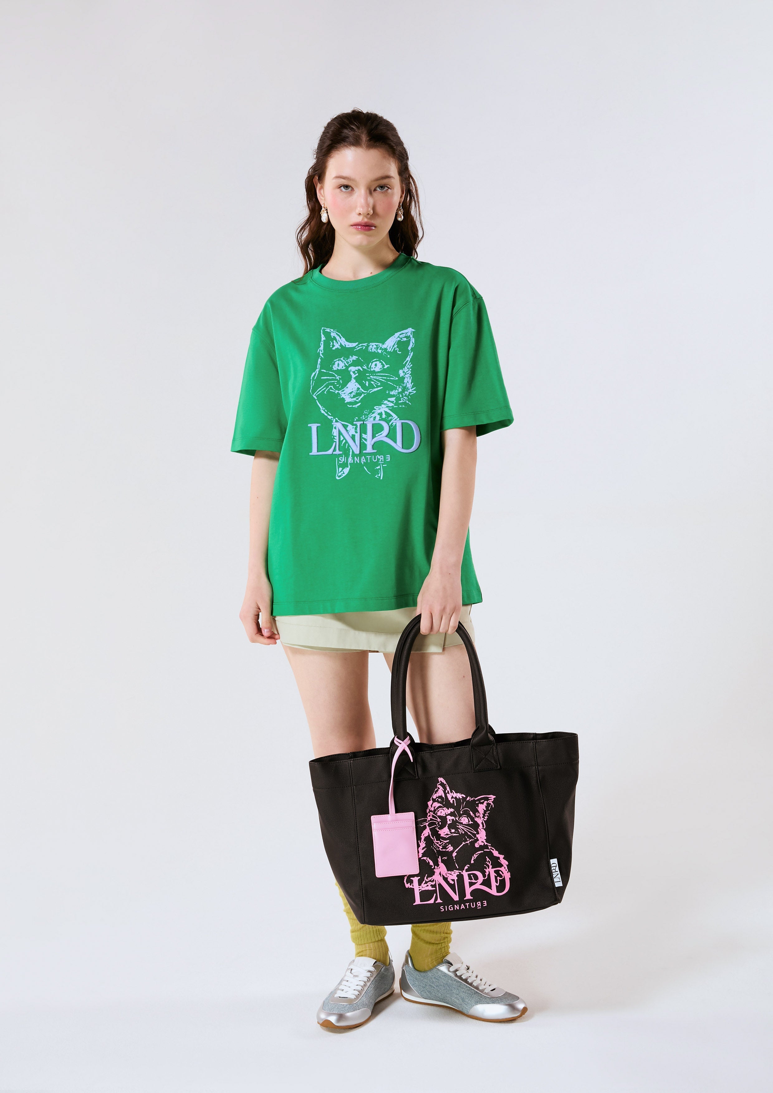 เสื้อยืดโอเวอร์ไซส์โลโก้พิมพ์ลายแมว Tabby คอลเลกชัน LNRD Signature
