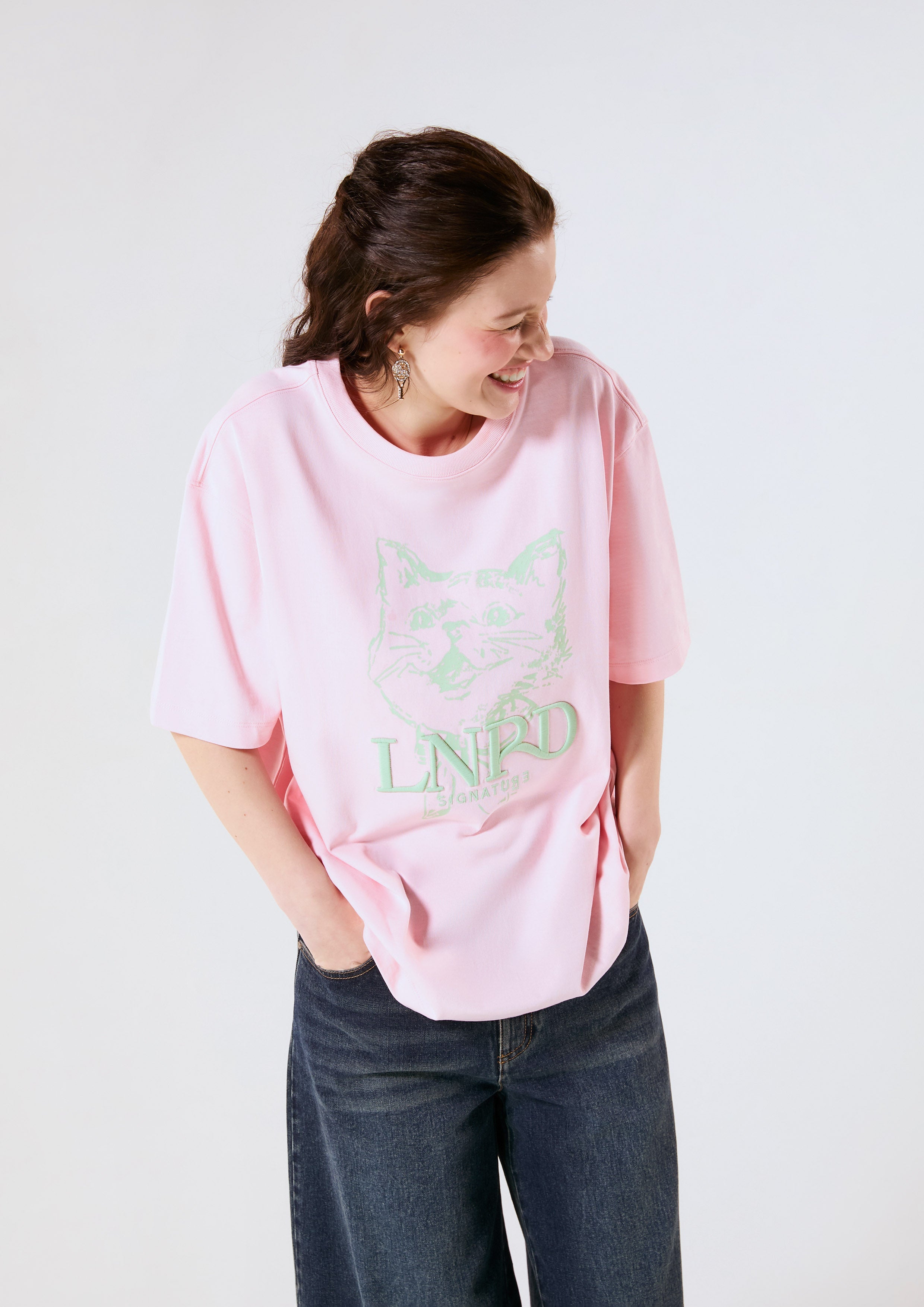 เสื้อยืดโอเวอร์ไซส์โลโก้พิมพ์ลายแมว Tabby คอลเลกชัน LNRD Signature