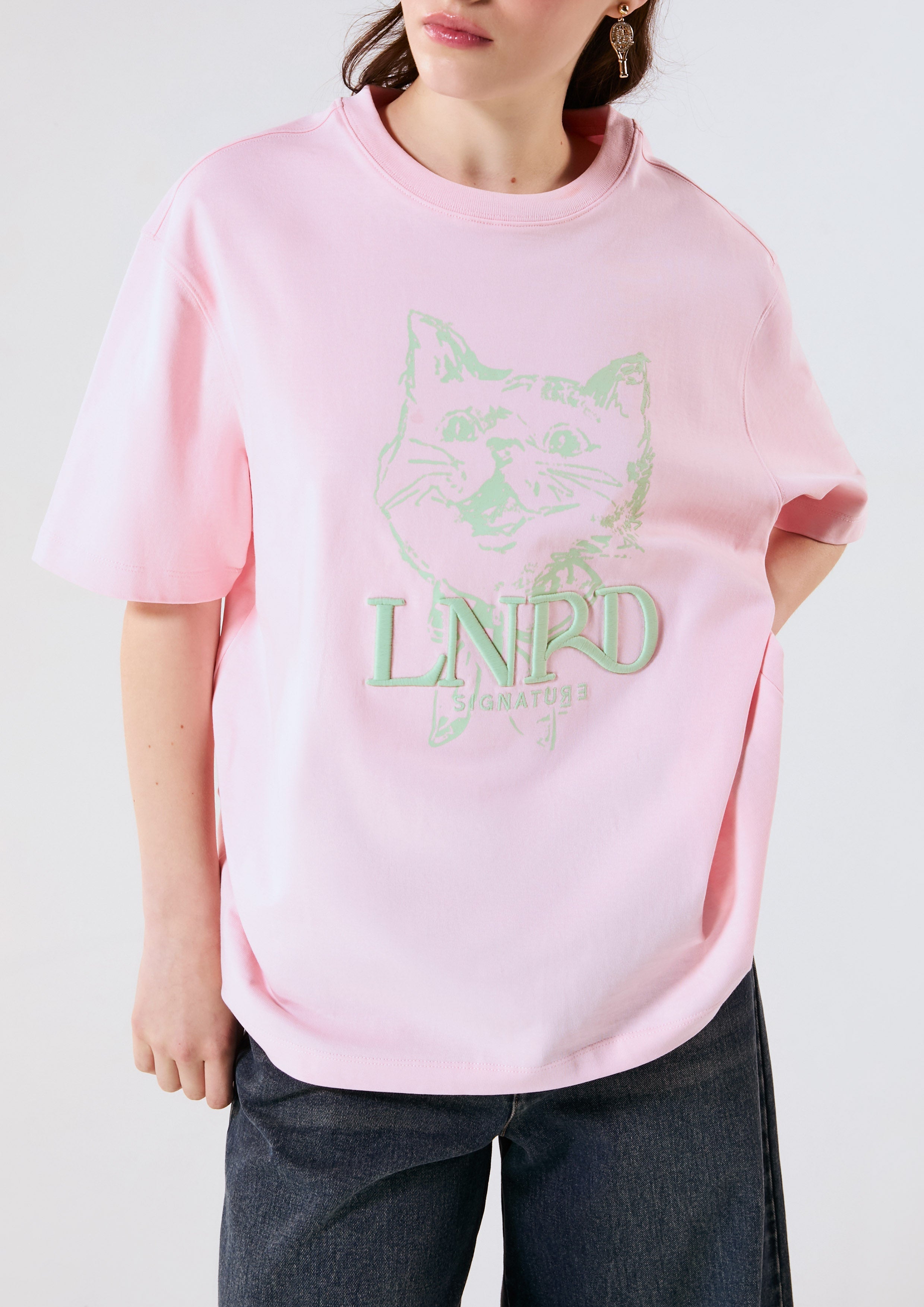 เสื้อยืดโอเวอร์ไซส์โลโก้พิมพ์ลายแมว Tabby คอลเลกชัน LNRD Signature