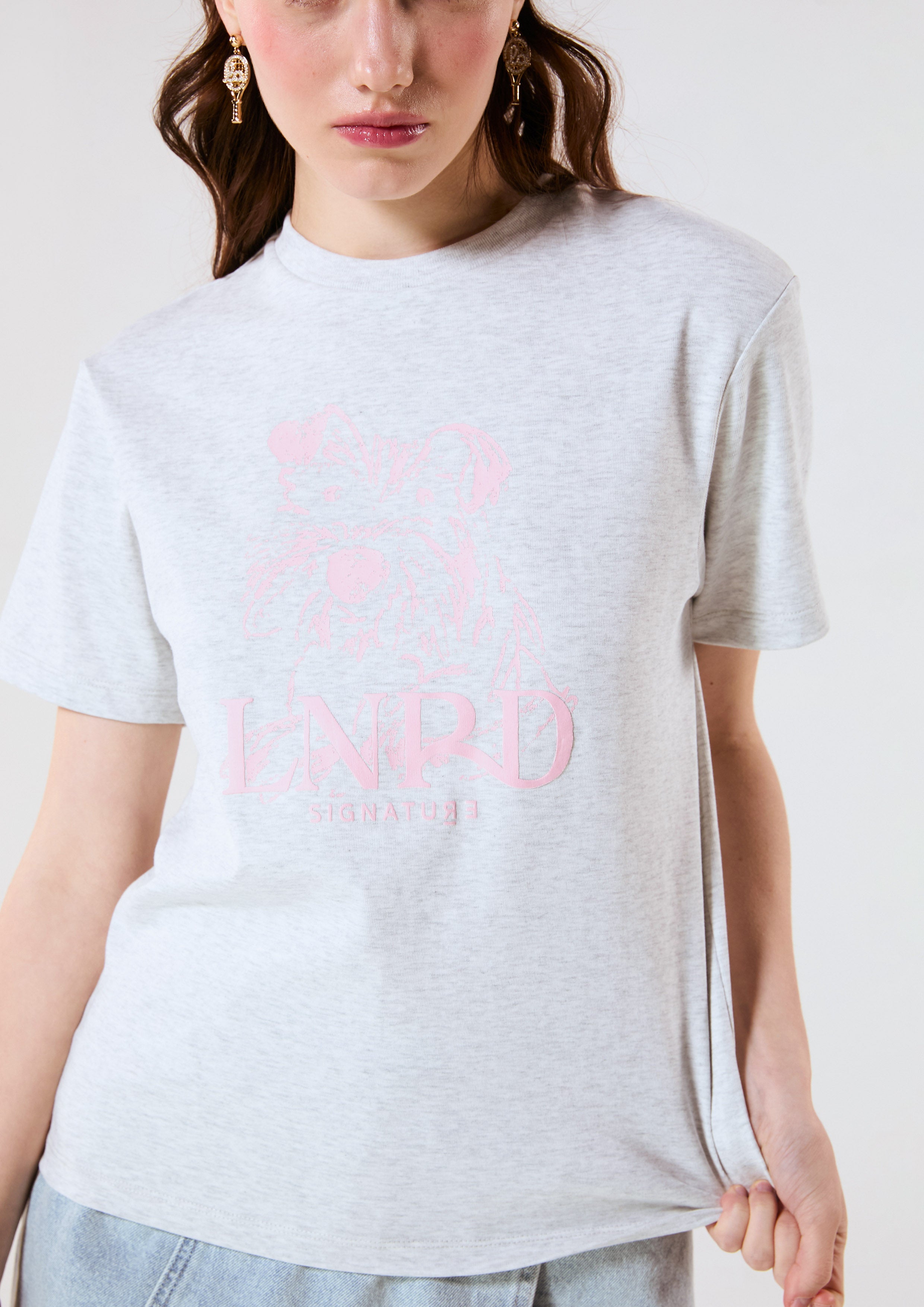 เสื้อยืดแขนสั้นพิมพ์ลายสุนัข Bobby คอลเลกชัน LNRD Signature