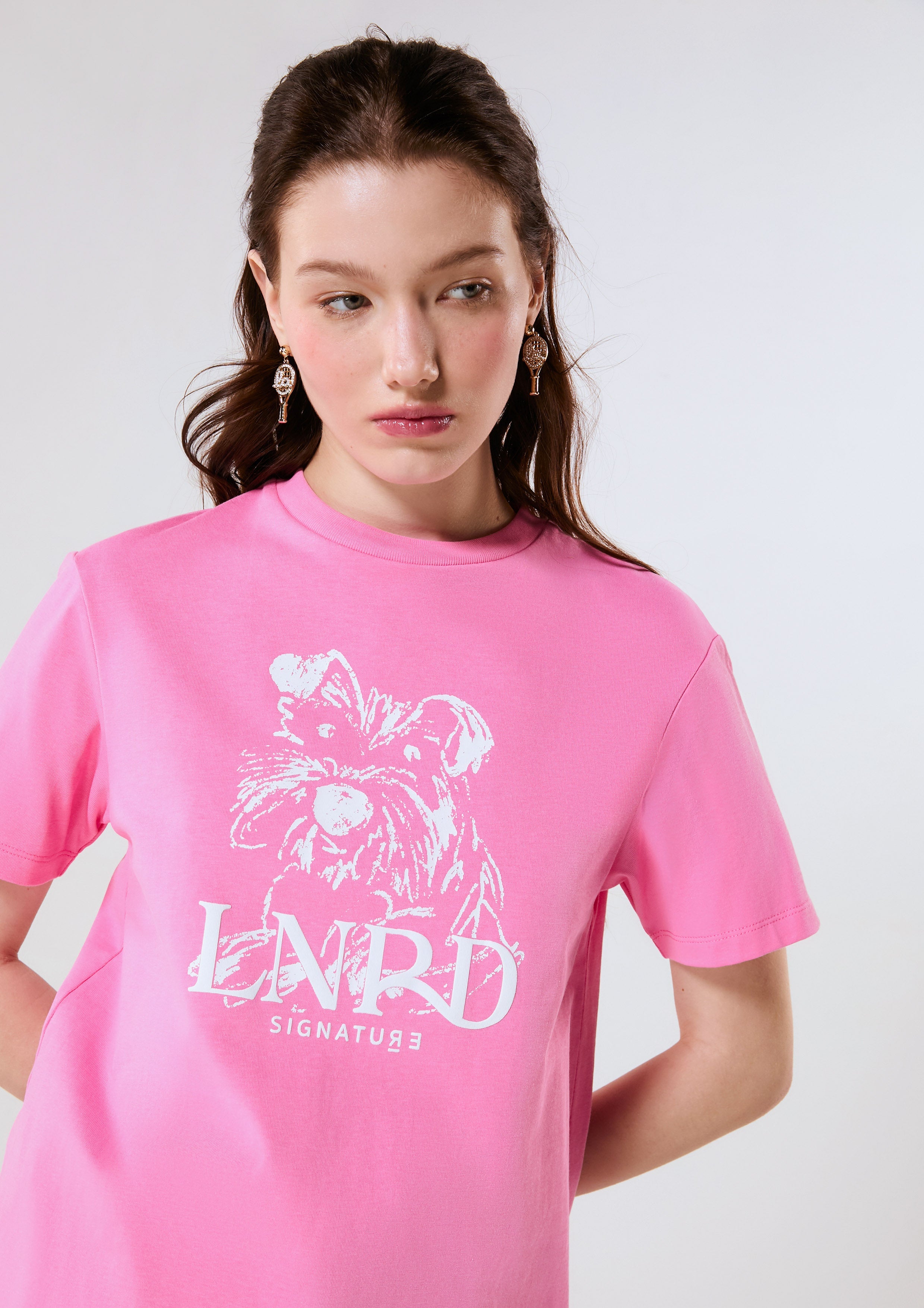 เสื้อยืดแขนสั้นพิมพ์ลายสุนัข Bobby คอลเลกชัน LNRD Signature