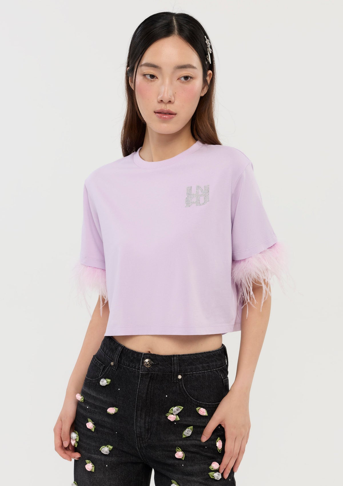 เสื้อยืดทรงครอปแขนสั้นแต่งพู่ขนนก คอลเลกชัน In Dream's Orbit