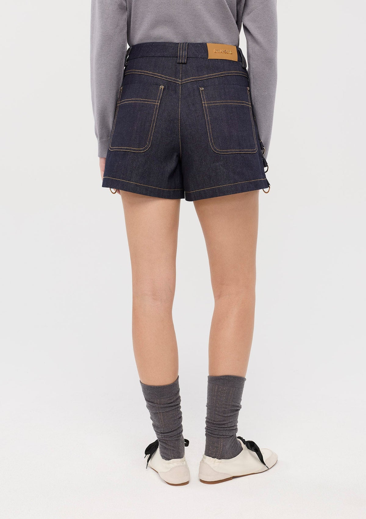 กางเกงขาสั้นฝีตะเข็บคอนทราสต์ คอลเลกชัน Basic Denim