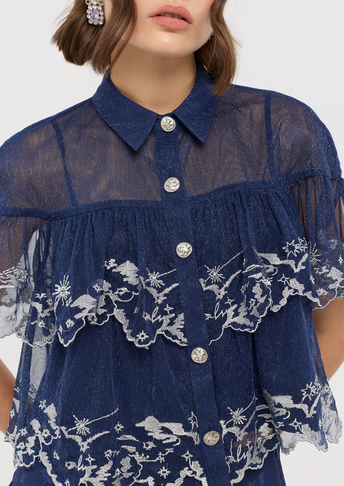 เสื้อแขนสั้นผ้าเชียร์กลิตเตอร์แต่งลายปัก คอลเลกชัน In Dream's Orbit