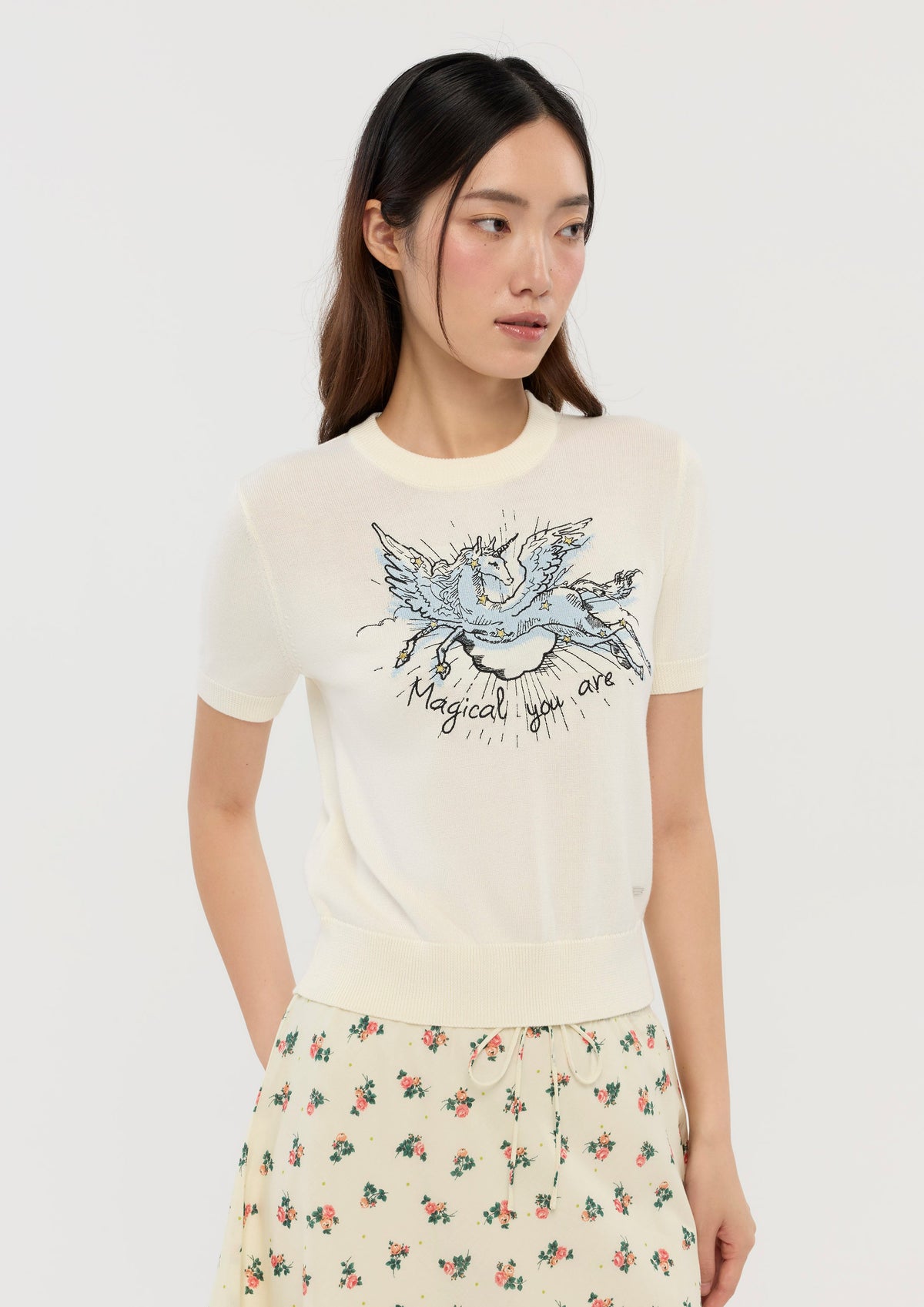 เสื้อนิตแขนสั้นปักลาย คอลเลกชัน In Dream's Orbit