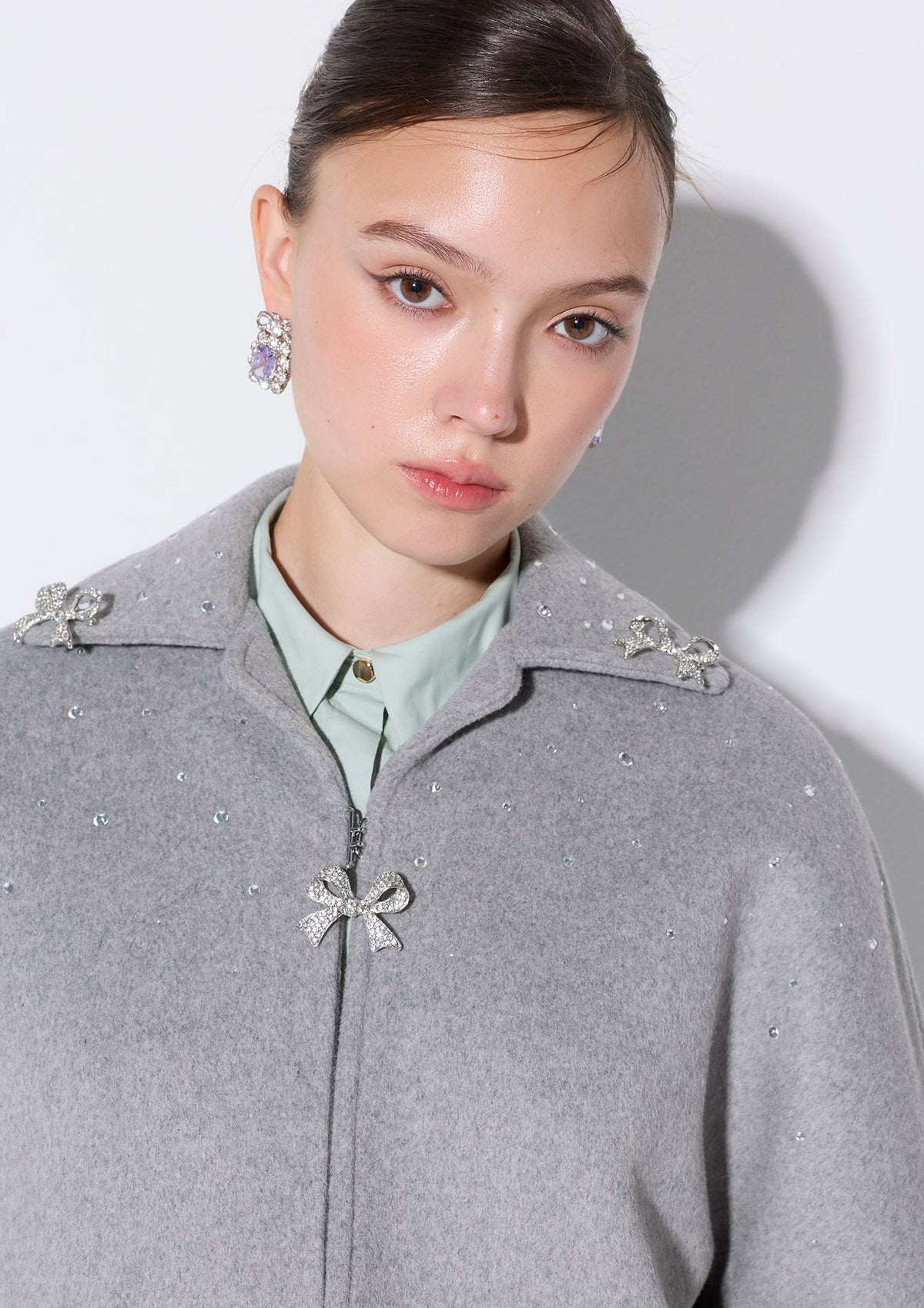 เสื้อแจ็คเก็ตซิปหน้าแต่งโบคริสตัล คอลเลกชัน Crystal Habit