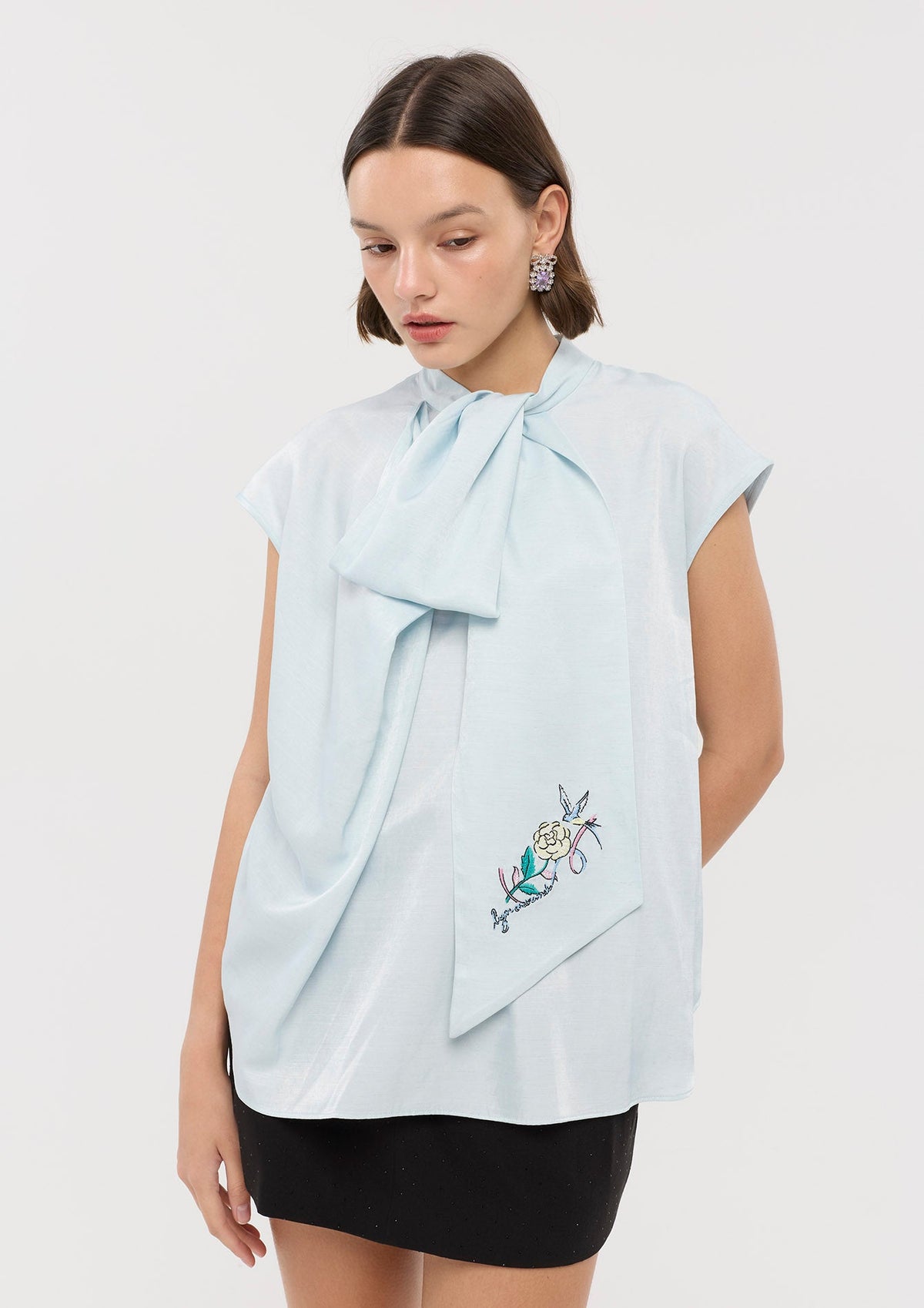 เสื้อแขนกุดคอเสื้อผูกโบ คอลเลกชัน Sacred Botanica