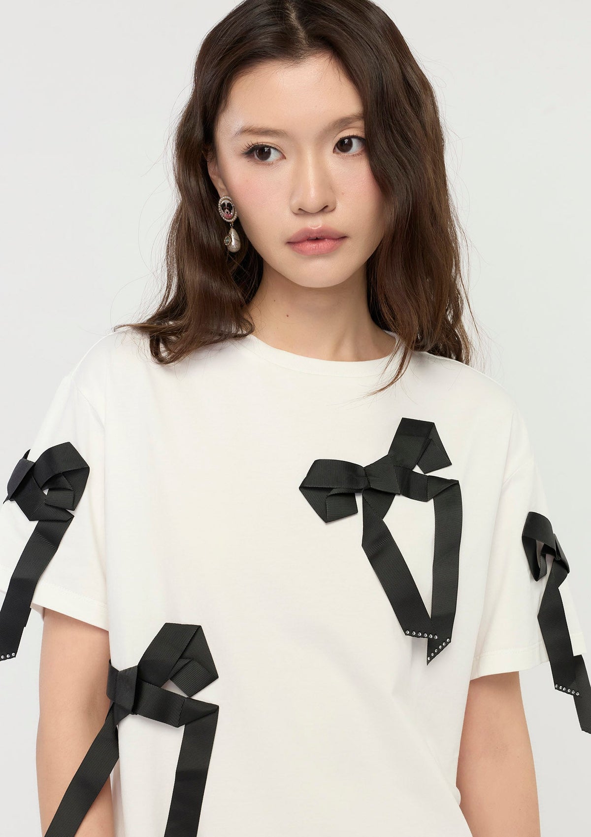 เสื้อยืดทรงหลวมแต่งโบสีตัด คอลเลกชัน The Winking Star